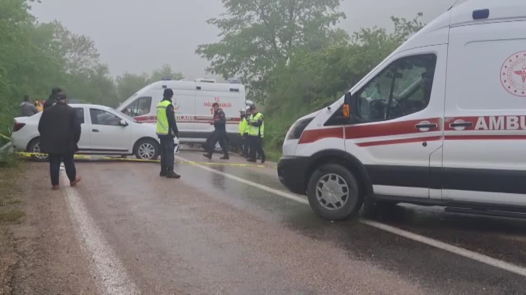 SİNOP - Öğrencileri taşıyan otobüs ile otomobilin çarpışması sonucu 18 kişi yaralandı 