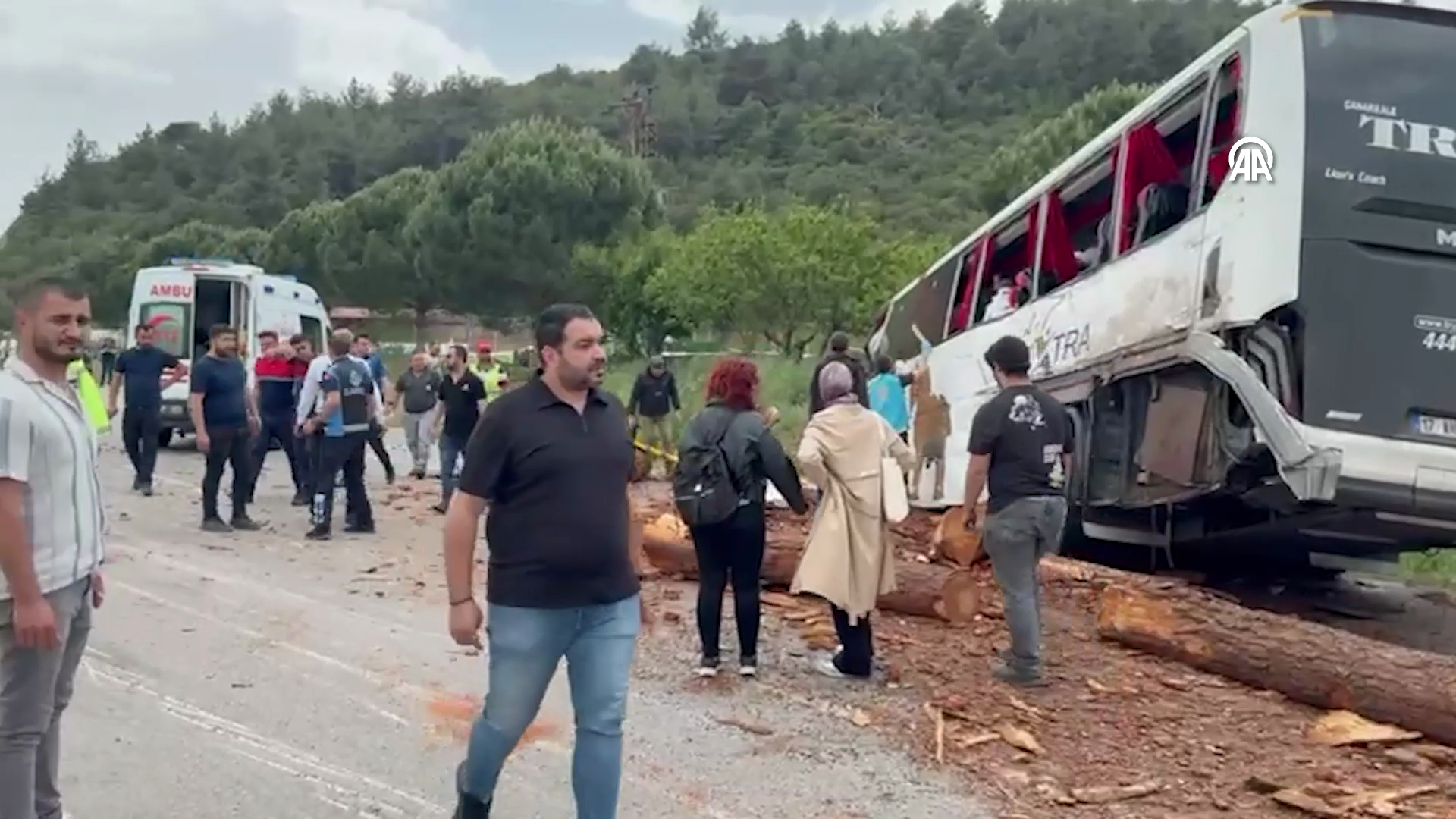 ÇANAKKALE - Yolcu otobüsü, kamyon ve otomobil çarpıştı, 8 kişi öldü, 20 kişi yaralandı