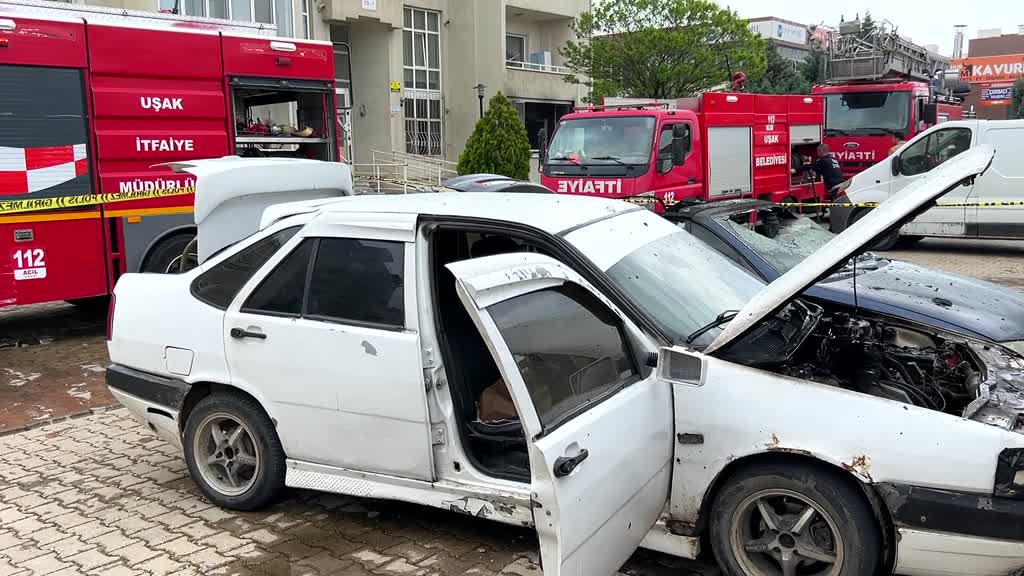 Uşak'ta  Evli çift kavga etti, kadın emniyette ifade verirken kocası evi ve arabaları yaktı