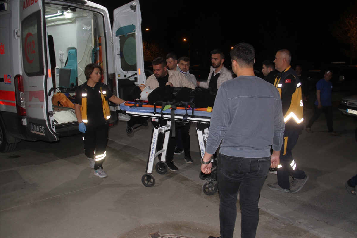 Beyşehir'de motosikletli yayalara çarparak kaçtı