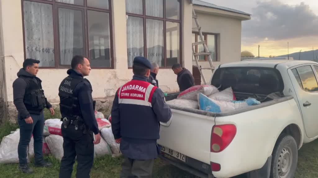 VAN - Kaçak inci kefali avlayan 15 kişiye 216 bin 905 lira ceza verildi