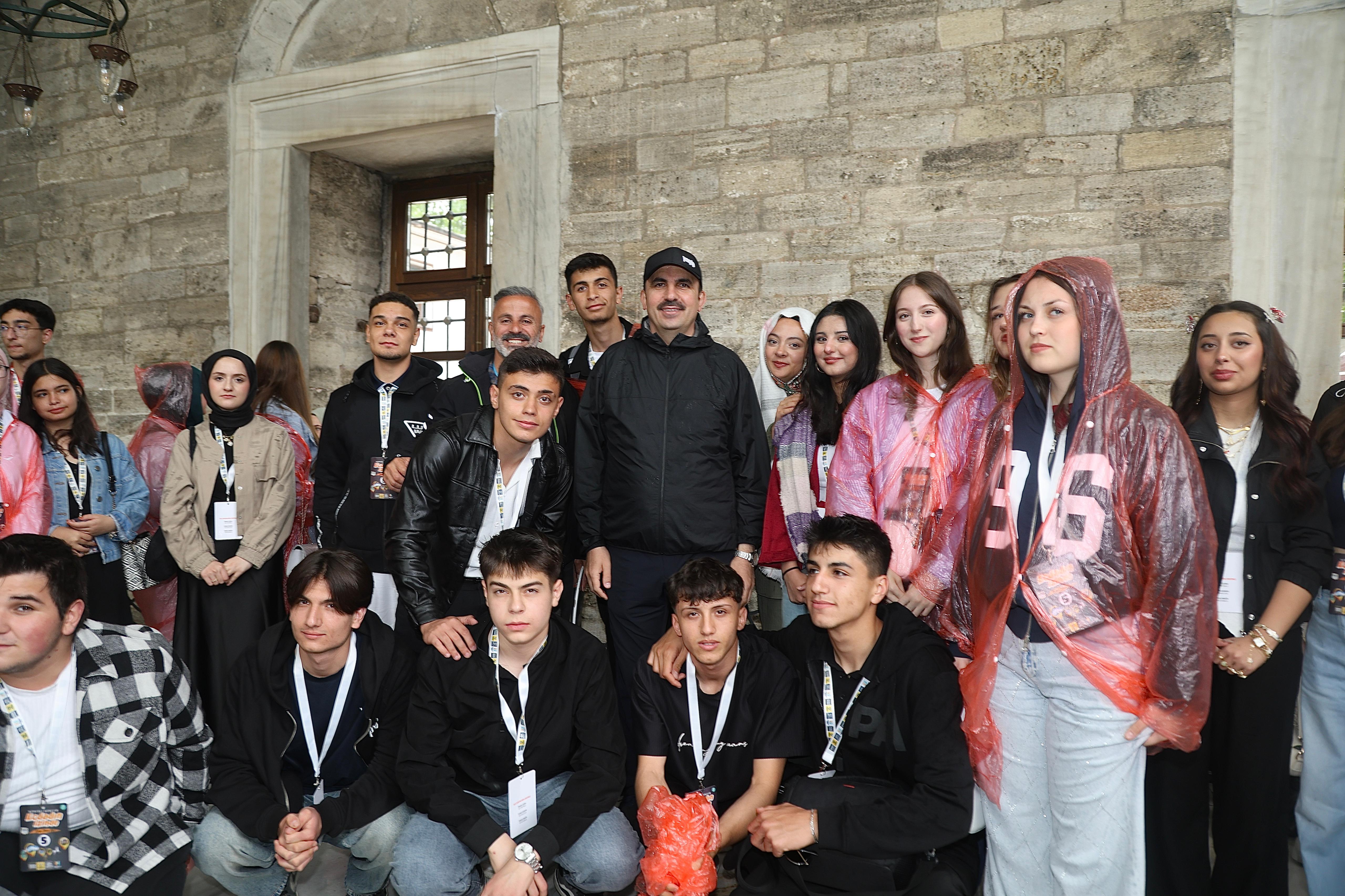 BAŞKAN ALTAY YHT İLE GÜNÜBİRLİK İSTANBUL GEZİSİNE KATILAN ÖĞRENCİLERE EŞLİK ETTİ