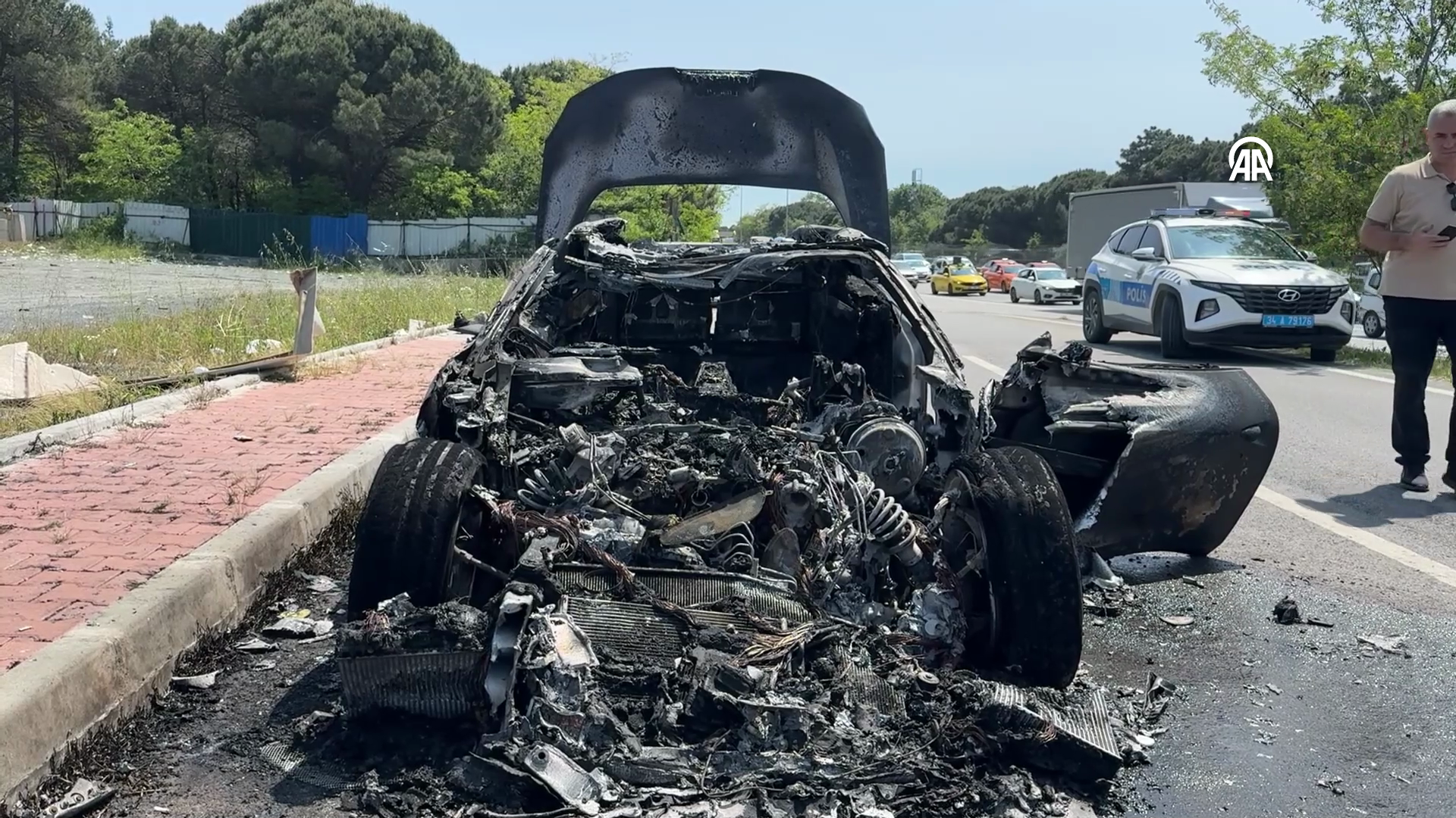 Eyüpsultan'da seyir halindeki lüks otomobil yandı