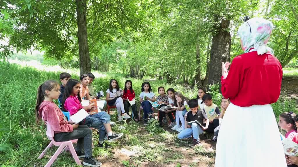 Tülay öğretmen öğrencilerine haftada bir gün doğada eğitim veriyor