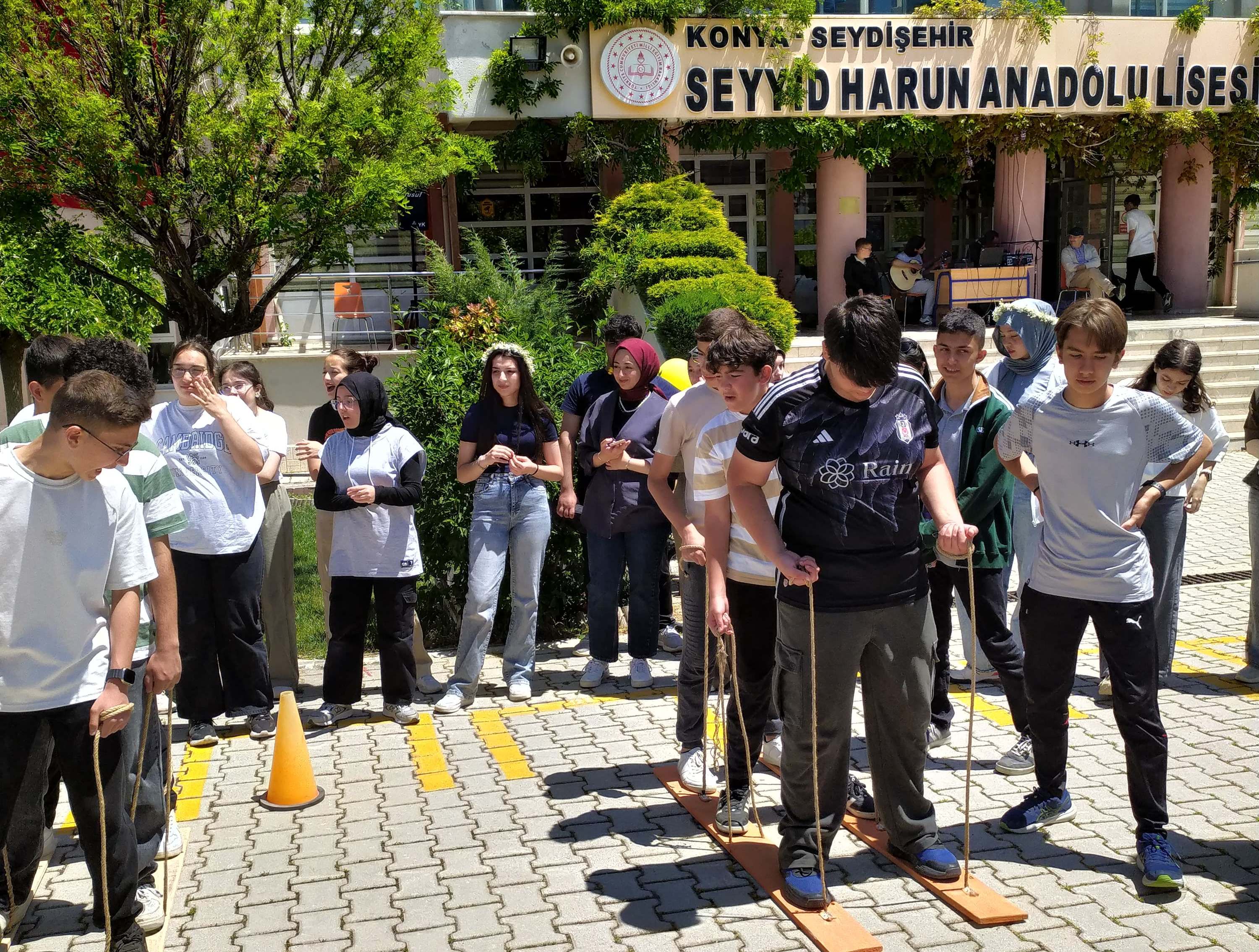 SEYYİD HARUN ANADOLU LİSESİNDE GENÇLİK ŞÖLENİ COŞKUSU