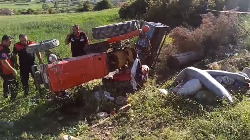 BURDUR - Devrilen traktörün altında kalan çocuk öldü, 4 kişi yaralandı