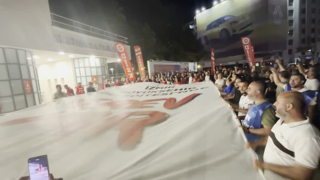 İzmir'de 23 bin işçi greve gitti, otobüs duraklarında yoğunluk oluştu