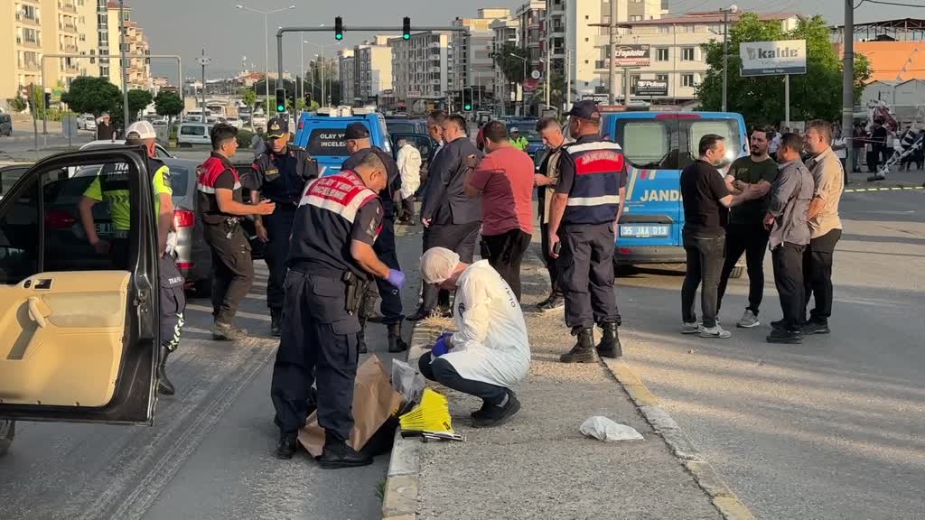 İZMİR - Seyir halindeki otomobile silahlı saldırıda 3 kişi öldü, 3 kişi yaralandı