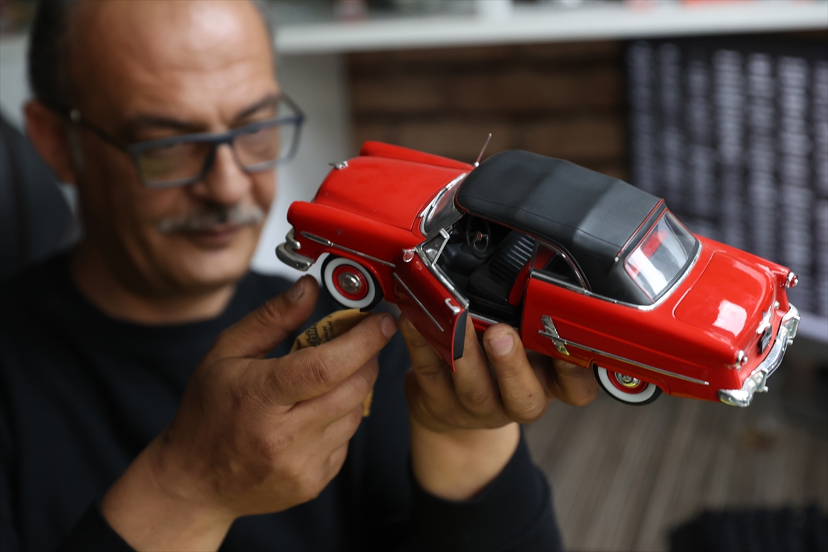 Seydişehir'de koleksiyoner 25 yılda topladığı 259 model otomobili özenle saklıyor