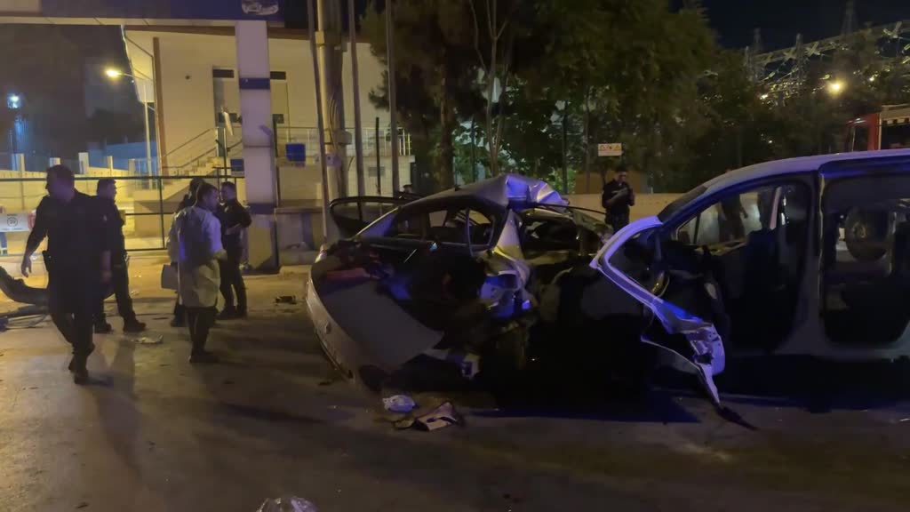 Gaziantep’te iki araç kafa kafaya çarpıştı: 5 ölü, 2 yaralı