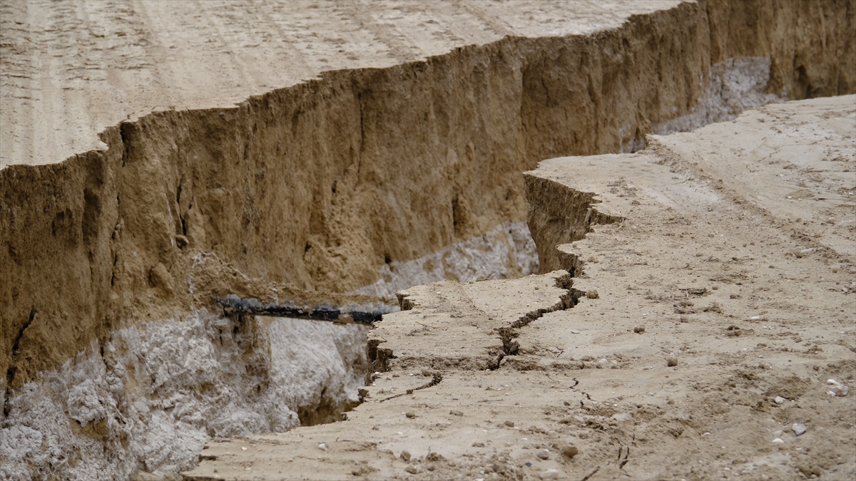Konya'da sağanak sonrası tarım arazisinde yarık oluştu