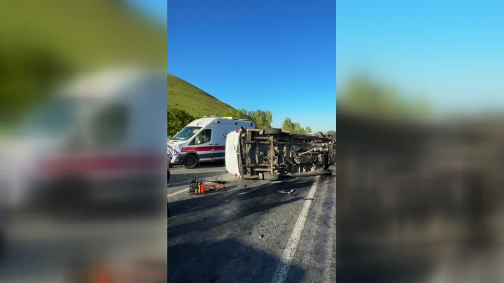 BİTLİS - Minibüs ile otomobilin çarpıştığı kazada 2 kişi öldü, 1 kişi yaralandı