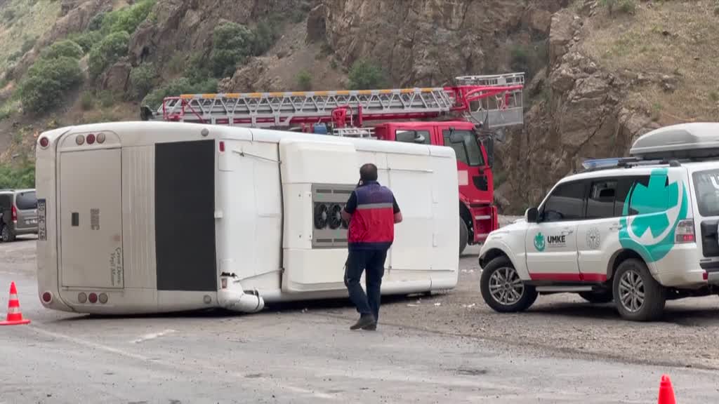HAKKARİ - Midibüsün devrilmesi sonucu 12 asker yaralandı