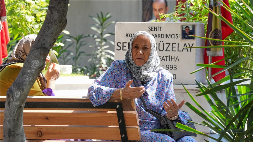 Arife gününde şehitlik ve mezarlıkları ziyaret edenler yakınları için dua okudu