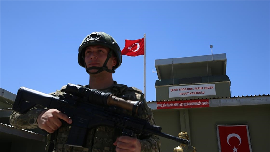 Sınırda görevli "hudut kartalları" bayramda vatan nöbetinde