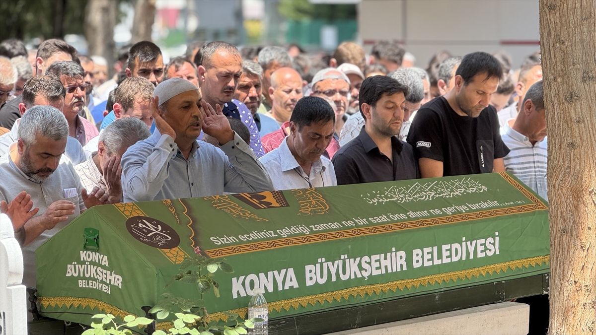 KONYA - Trafik kazasında ölen üniversite öğrencisi motokuryenin cenazesi toprağa verildi