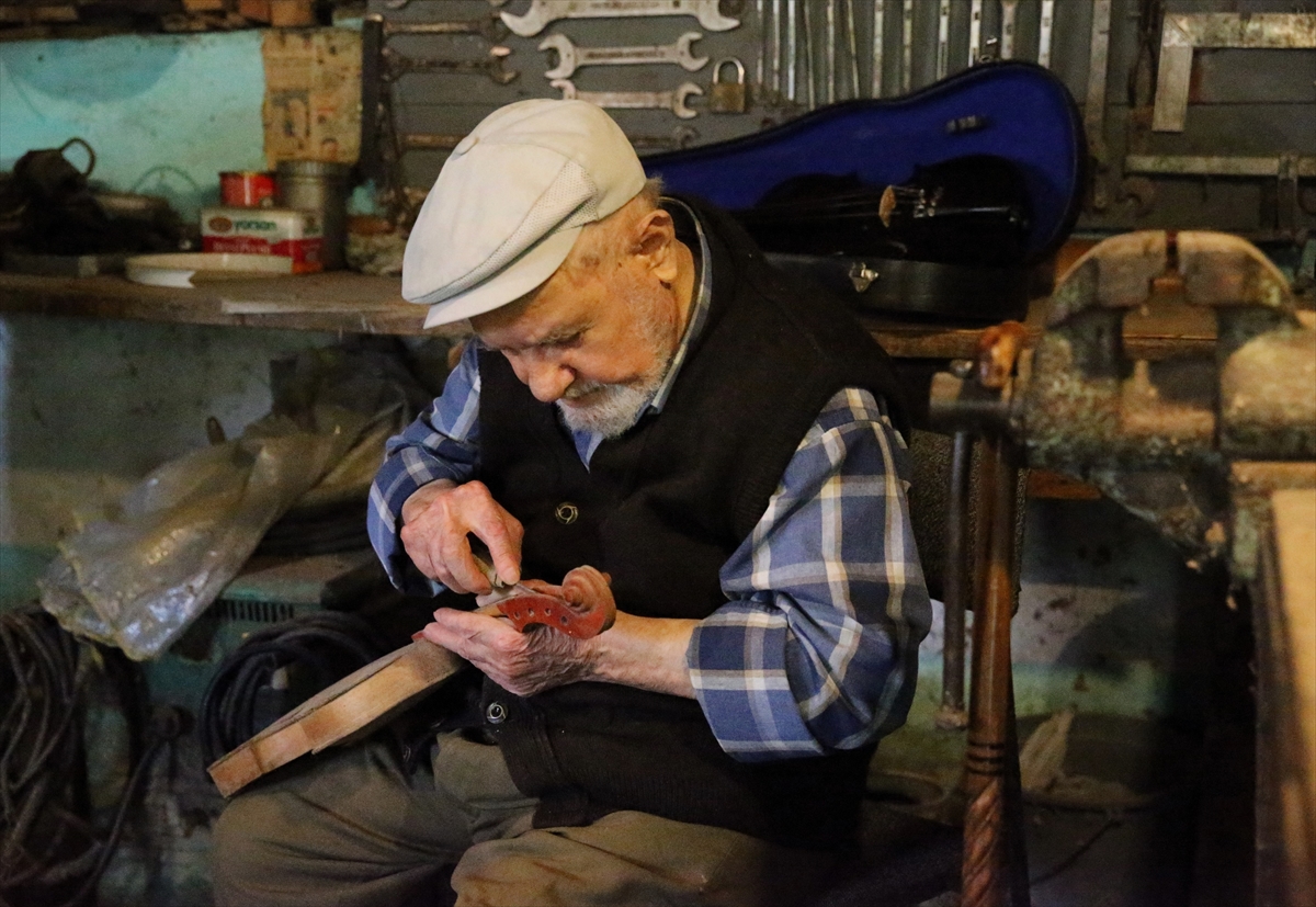 Yusuf dedenin kömürlükte ürettiği kemanların melodileri dünyada duyuluyor