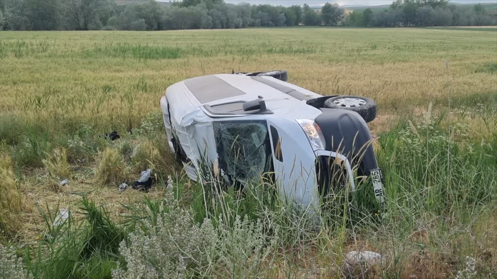 ÇORUM - Devrilen minibüsteki 15 kişi yaraland