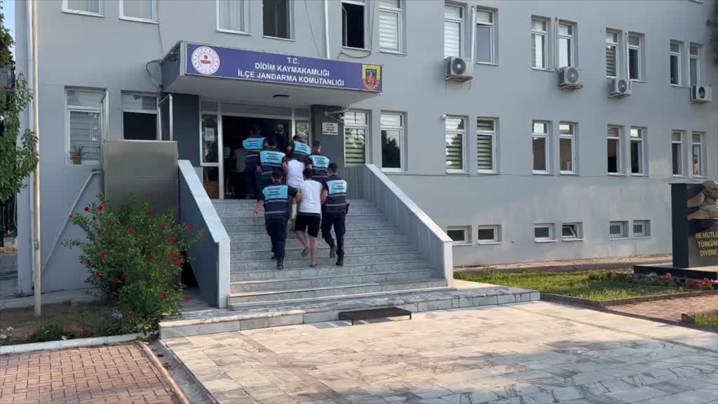 AYDIN - Tur otobüsünün önünü kesip taşlayan 5 zanlı yakalandı