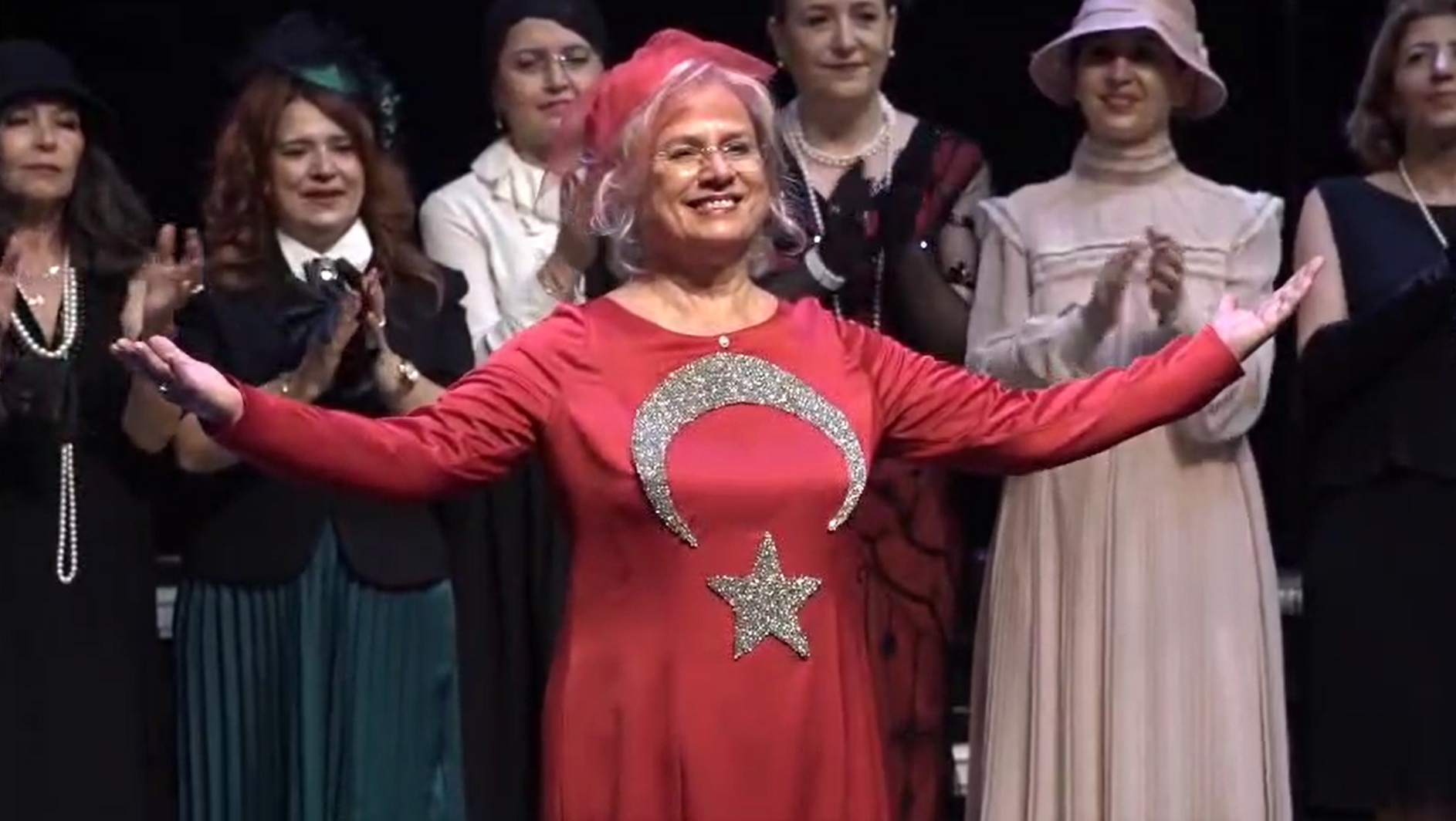 Hiç müzik eğitimi almayan 175 kadın, çıktıkları sanat yolculuğunda 11 ülkede konser verdi