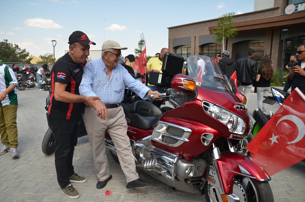 Konya'da motosiklet tutkunları huzurevini ziyaret etti