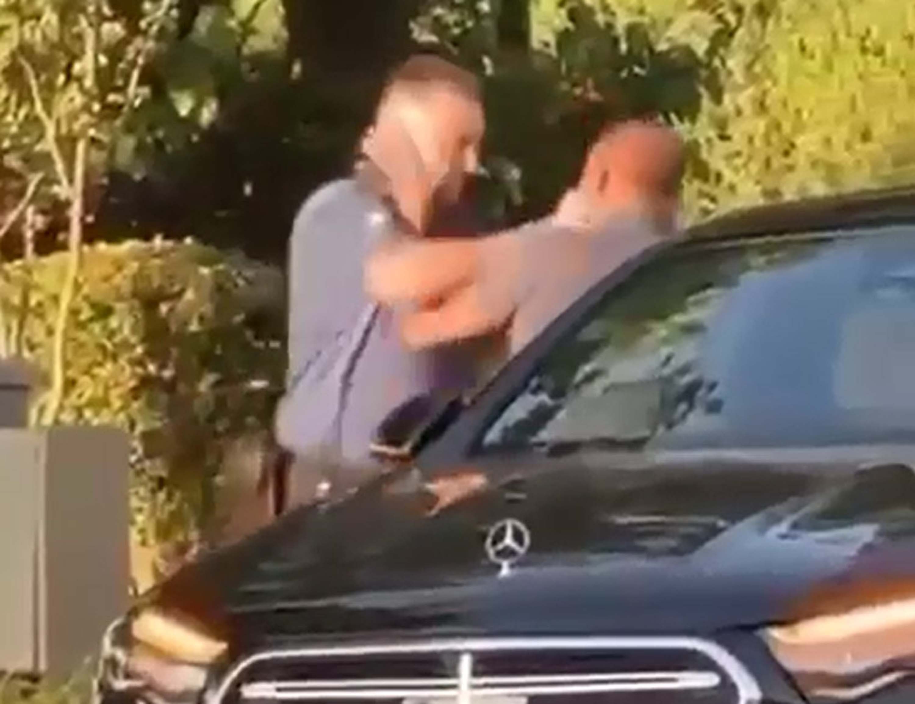 Denizli'de Biri polis memuru, 2 sürücünün yumruklu kavgası kamerada