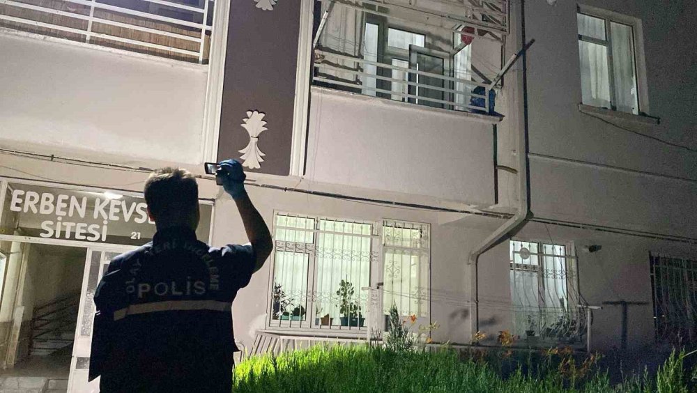 Konya'da 2. kattaki evin balkonundan düşen 7 yaşındaki çocuk ağır yaralandı.