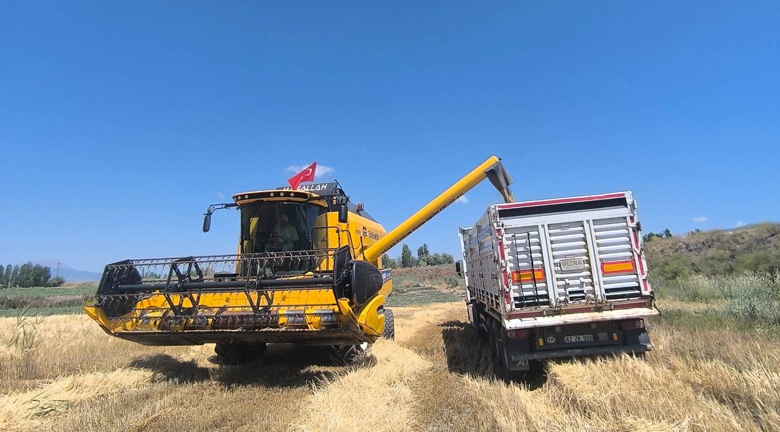 Seydişehir'de 2025 Arpa-Buğday Hasat Sezonu Bağra Mahallesi'nde Başladı