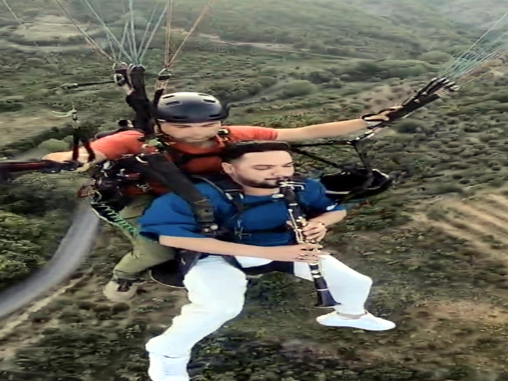 Tekirdağ- Yamaç paraşütü ile uçarken klarnet çaldı