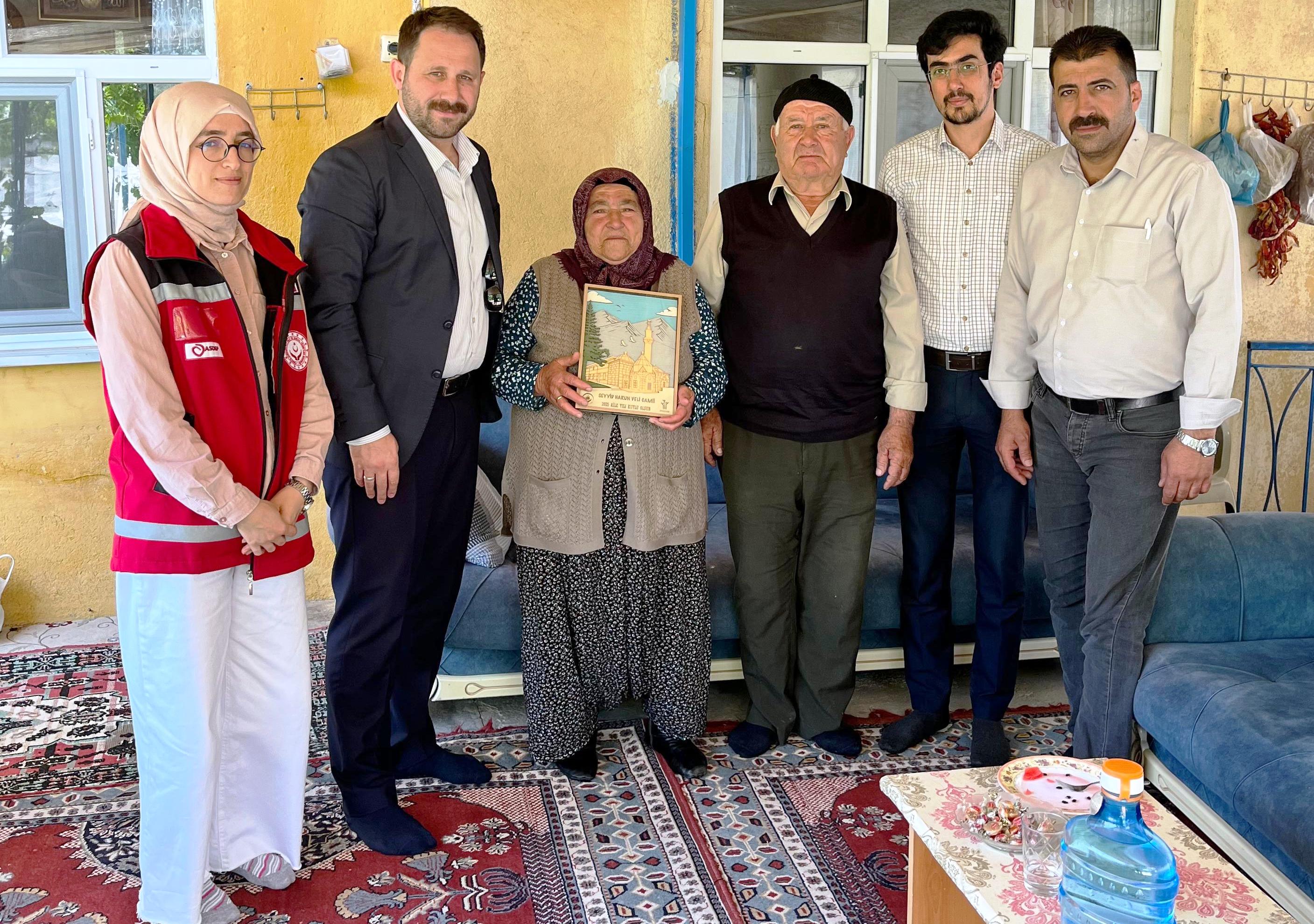 SEYDİŞEHİRDE 60 YILDIR EVLİ ÇİFTE ANLAMLI ZİYARET