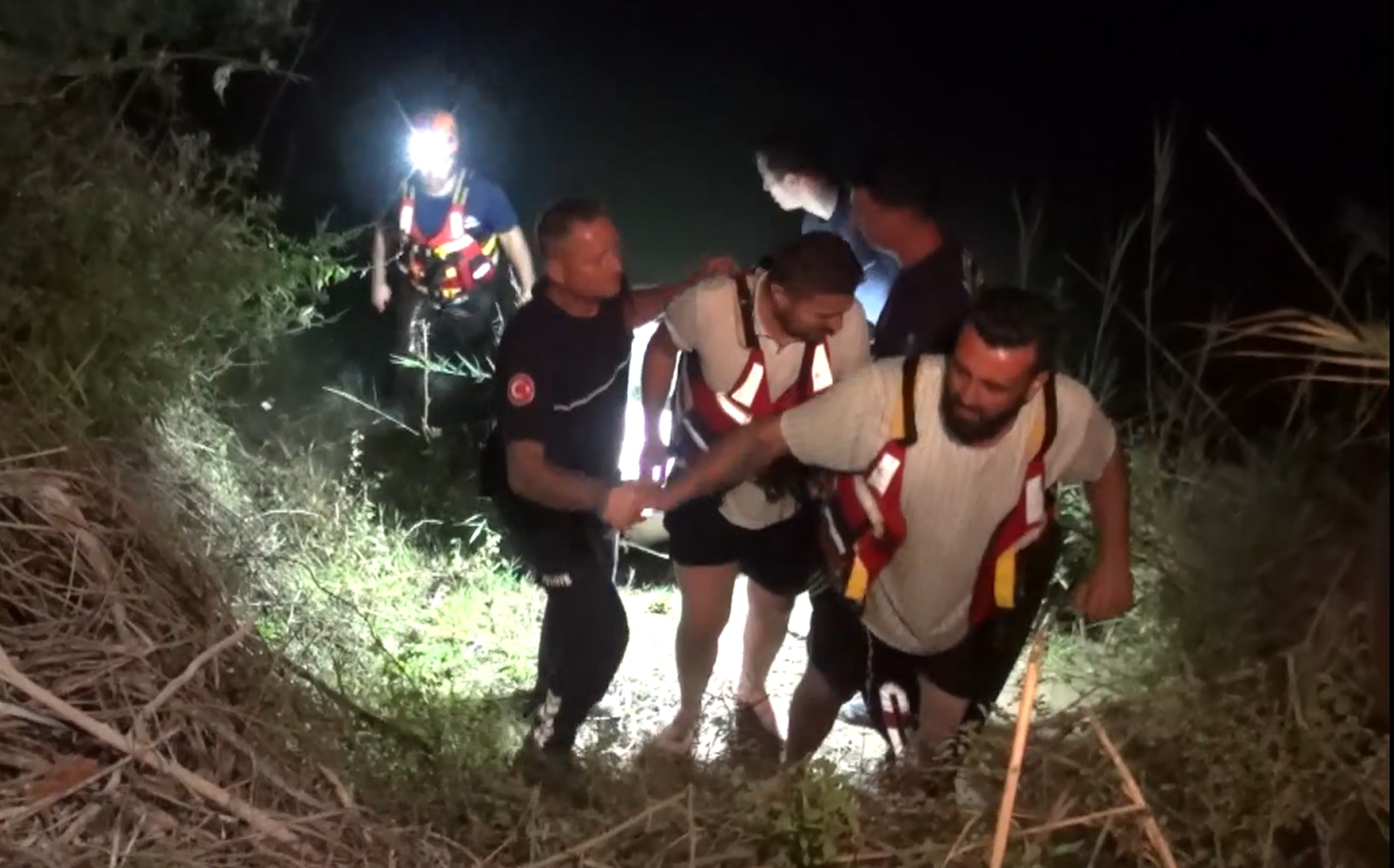 Manavgat'ta Piknikçiler, şelale suyu yükselince adacıkta mahsur kaldı