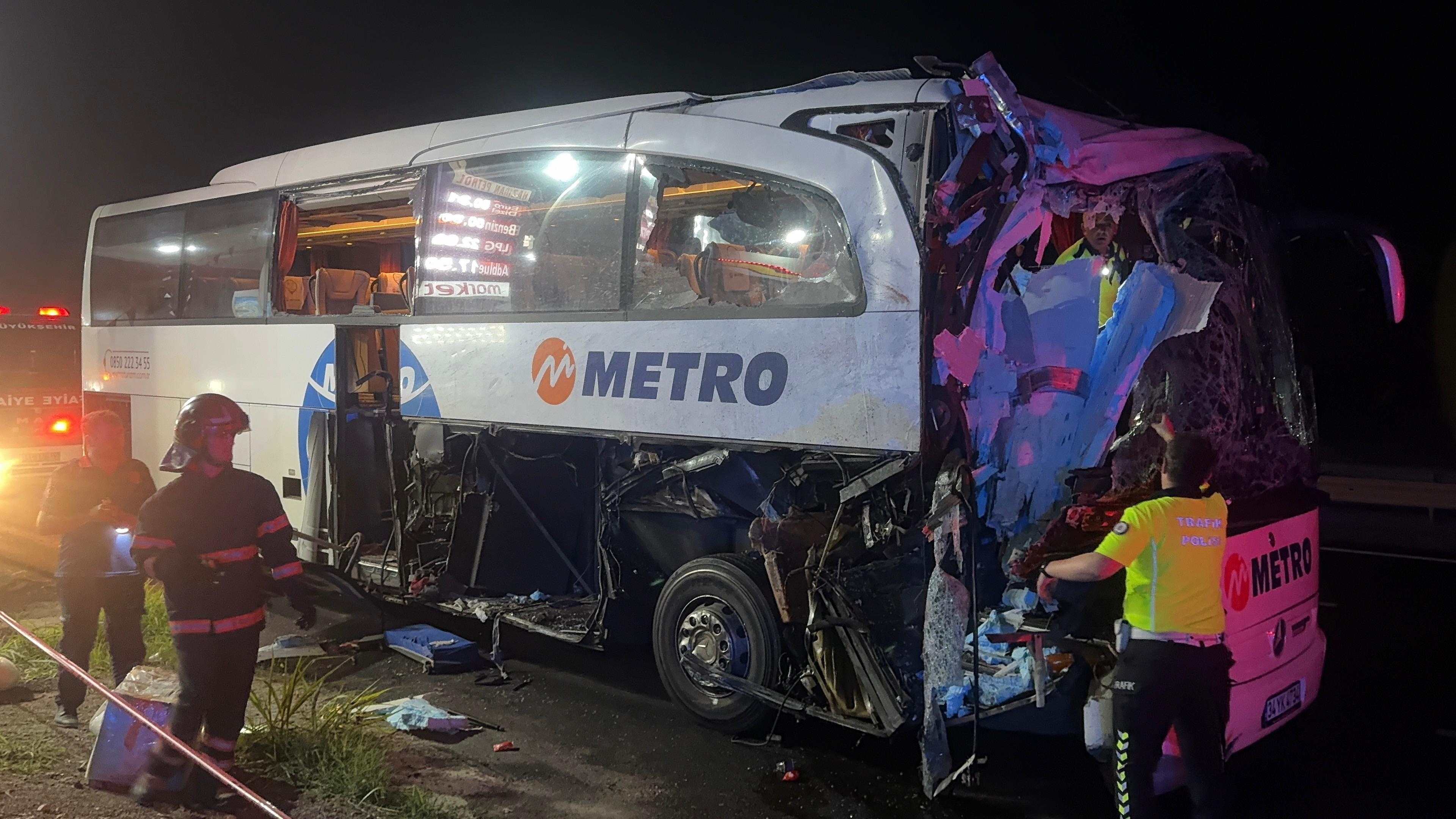  Konya  Plakalı yolcu otobüsü Sakarya'da  TIR'a arkadan çarptı: 2'si ağır, 13 yaralı