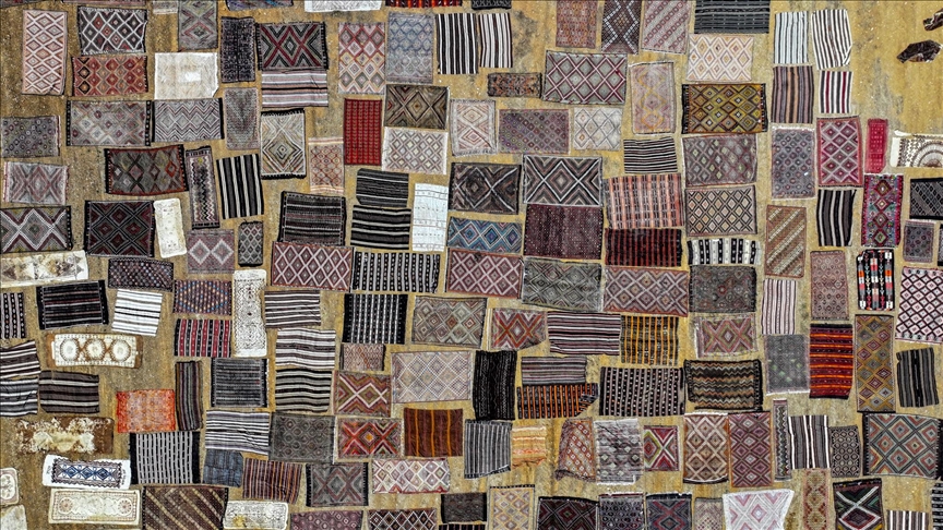 Antalya'nın "halı tarlaları"na el dokuması halı ve kilimler serilmeye başlandı