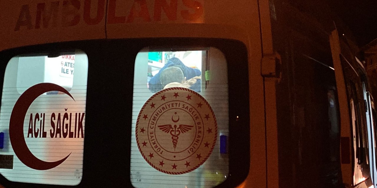  Konya'nın Karatay ilçesinde çıkan bıçaklı kavgada 3 kişi yaralandı.