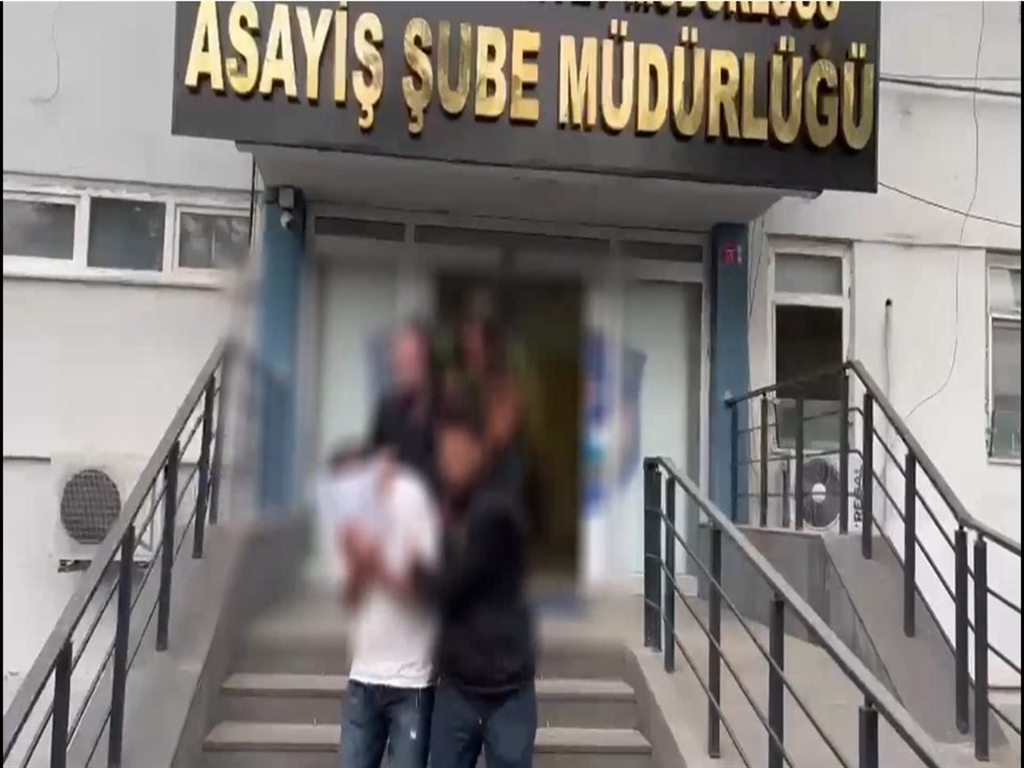 ATM’lerde işlem yapmakta zorlananları yardım bahanesiyle dolandıran 2 şüpheli tutuklandı