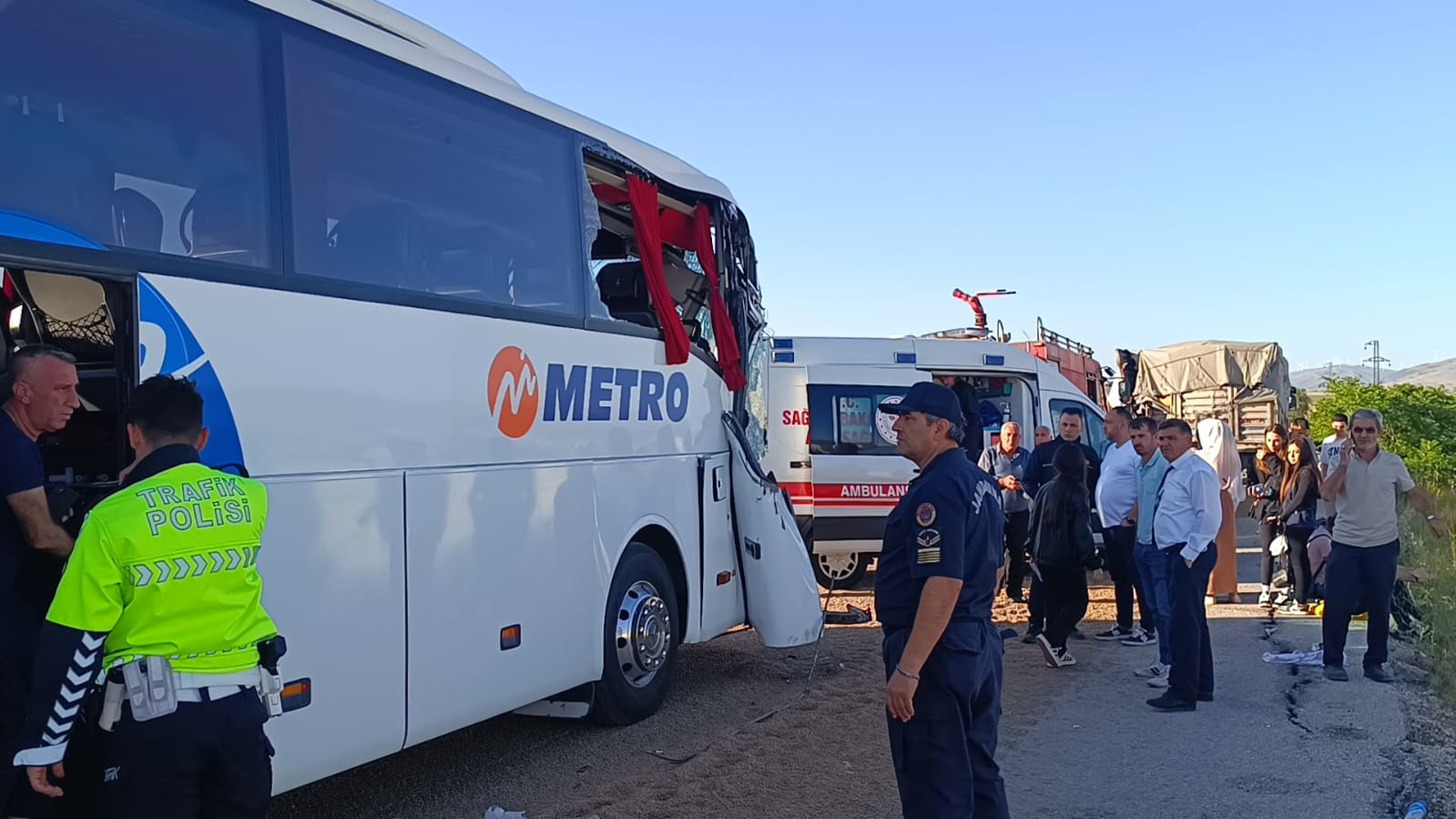 AFYONKARAHİSAR - Yolcu otobüsünün tıra çarptığı kazada 26 kişi yaralandı