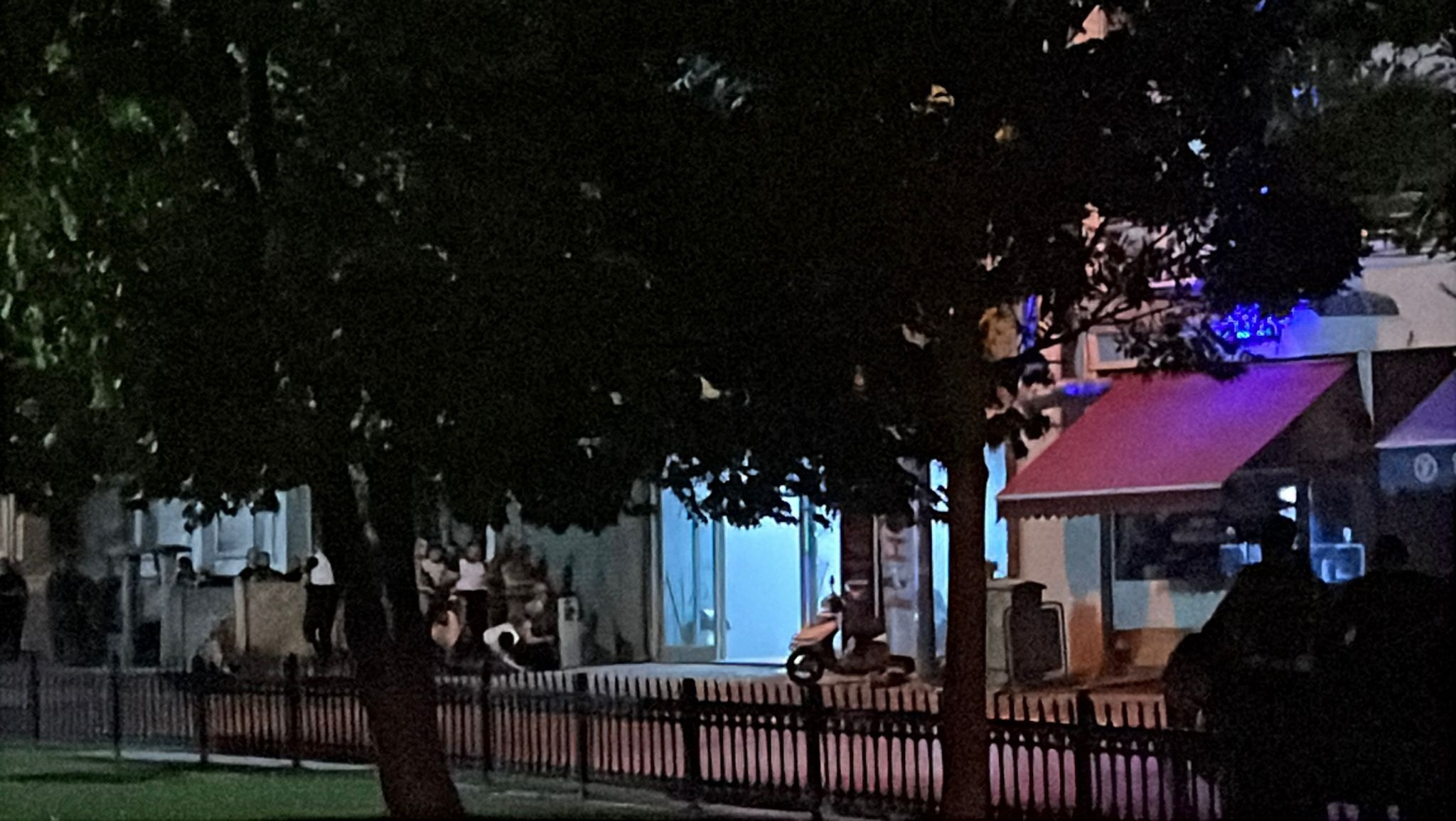 Kocaeli de Yakalama kararı bulunan şüpheli, polise ateş açıp iş yerine saklandı; Müzakereci polis ikna çabalarını sürdürüyor