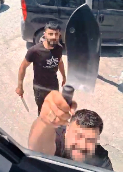 'Yol verme' tartışmasında TIR'a satırlı saldırı kamerada