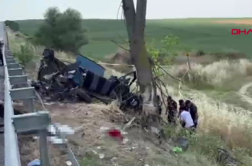 Edirne'de otomobil, ağaca çarptı; 2'si çocuk 5 ölü, 1 yaralı