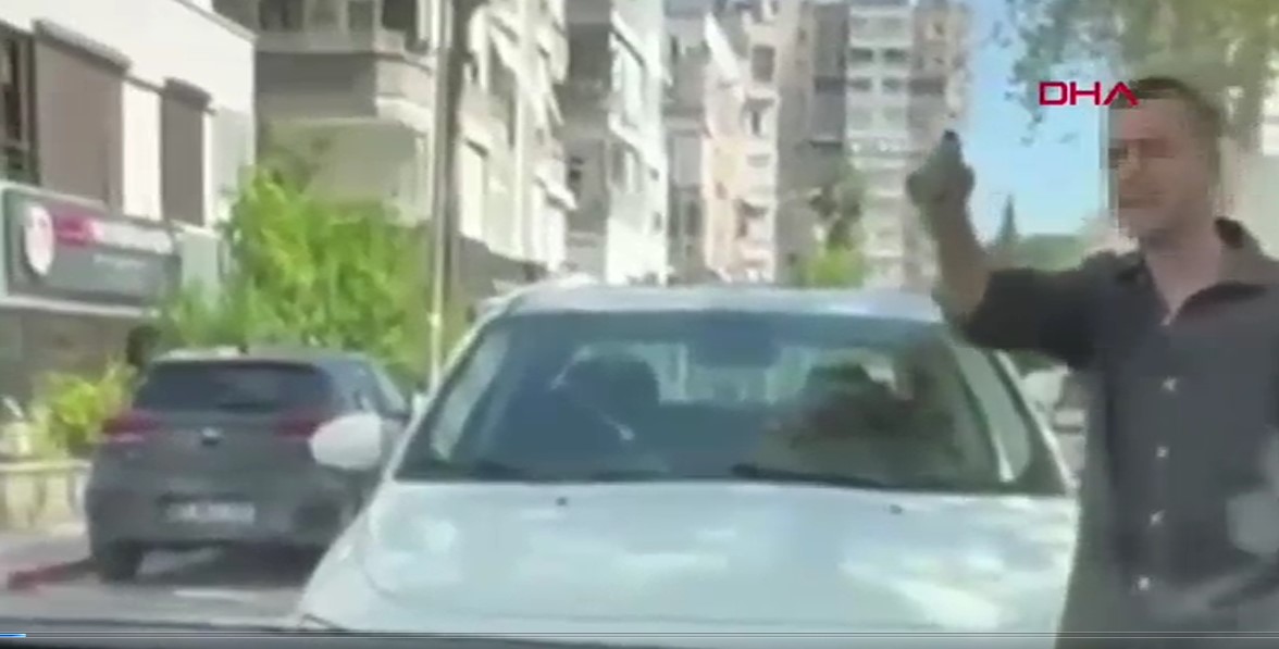 Antalya- Trafikte tartıştığı kadınlara tabanca doğrultan sürücü tutuklandı