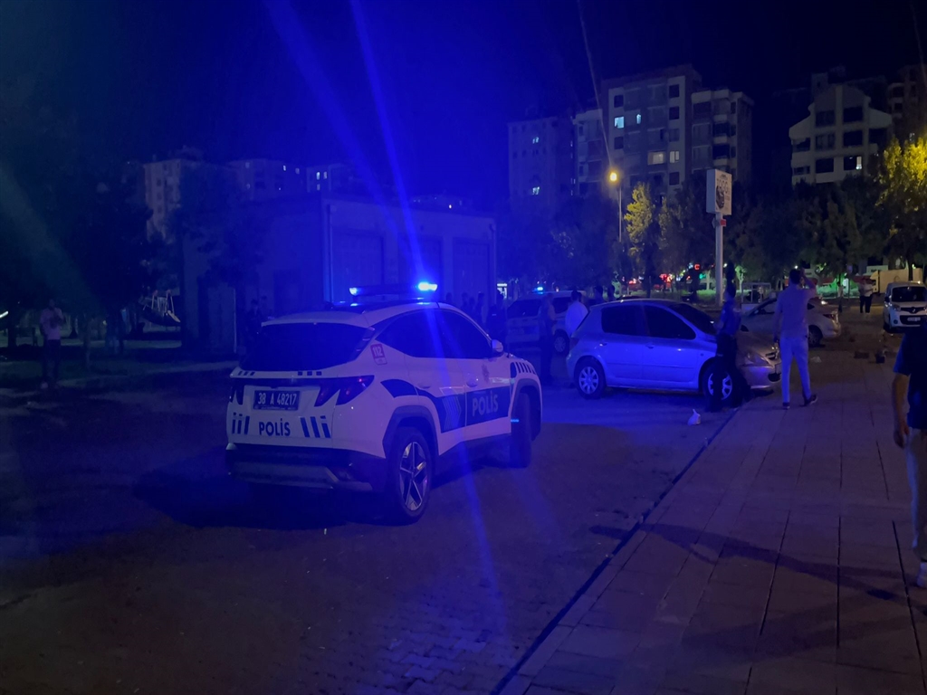 16 yaşındaki kız, 17 yaşındaki kızı bıçakladı