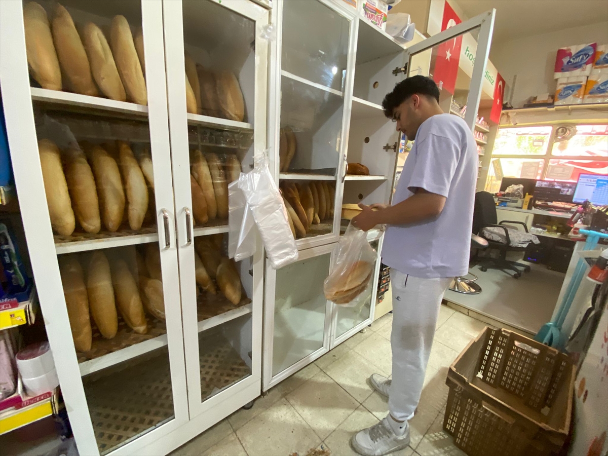 Seydişehir  bir hayırsever, market aracılıyla ücretsiz ekmek dağıtımı yaptırdı.