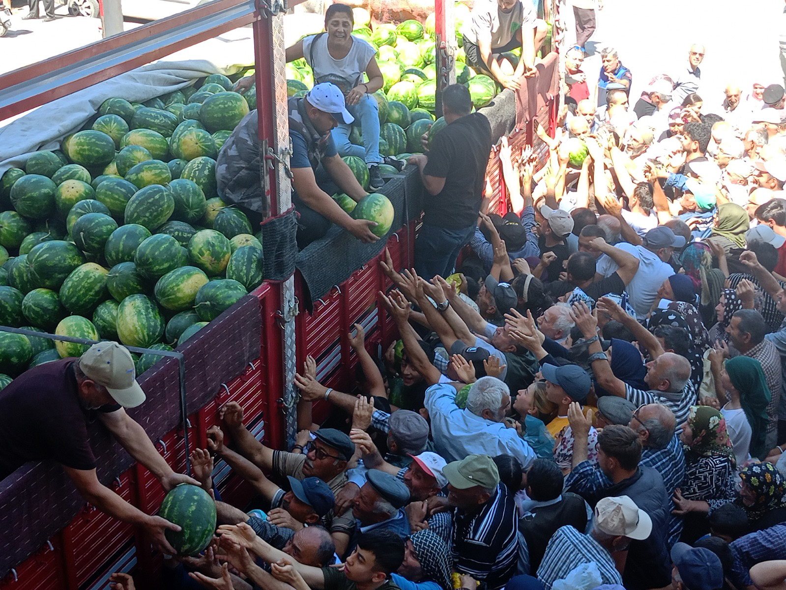 Ücretsiz dağıtılan 26 ton karpuz 45 dakikada bitti