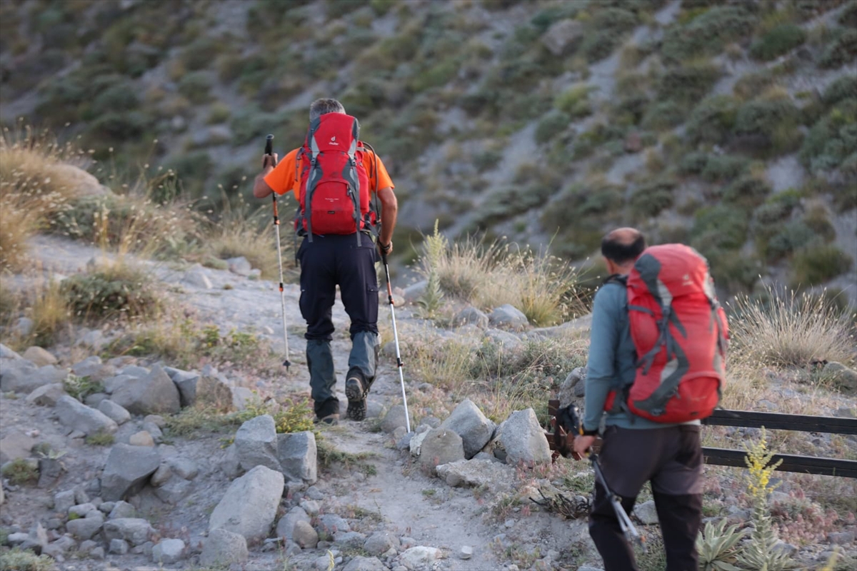 Hasan Dağı'nda yaralanarak mahsur kalan Türk Kızılay Ankara Şube Başkanı Sılay, helikopterle kurtarıldı