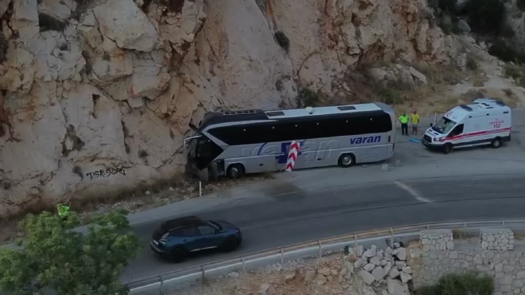 Antalya'da yolcu otobüsü kontrolden çıkarak kayalıklara çarptı. Kazada ilk belirlemelere göre 8 kişi yaralandı.