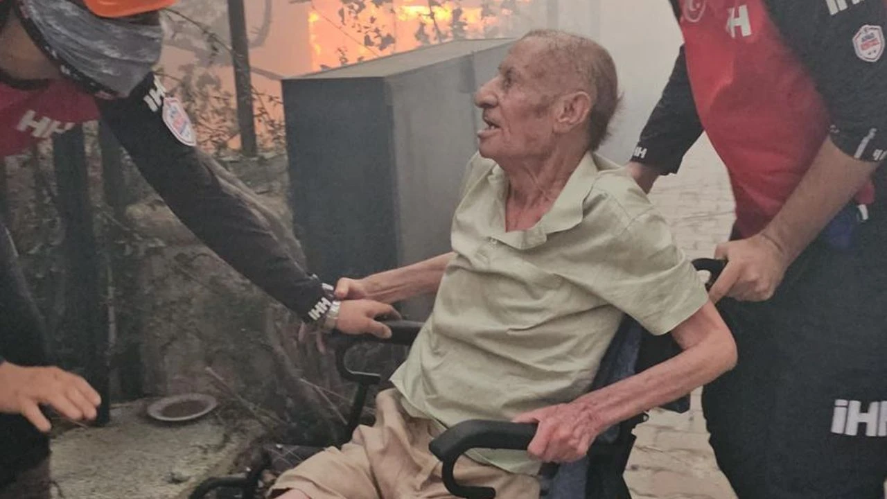 İZMİR - İHH Arama Kurtarma İzmir ekibi, Seferihisar'daki yangında evi yanan engelli kişiyi kurtardı