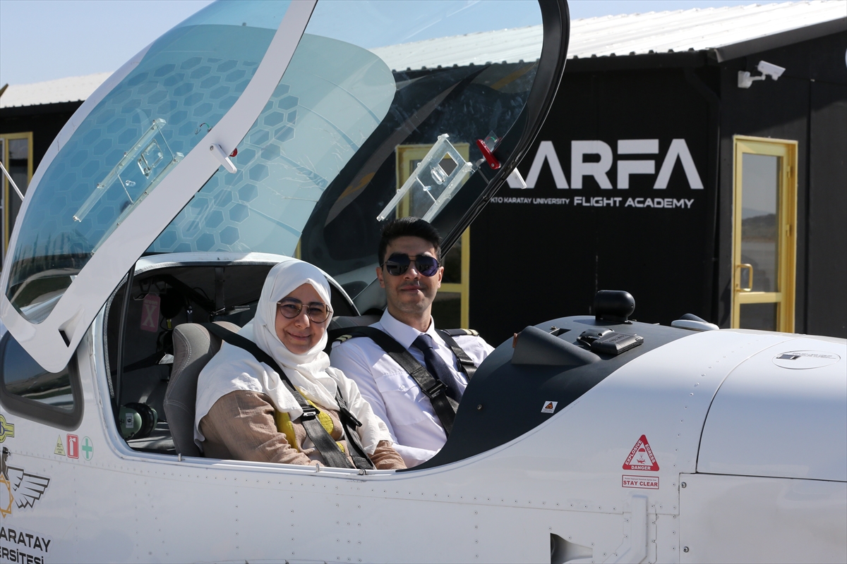 Pilotaj bölümü mezunu oğlunun uçuşuna eşlik eden anne, heyecan ve mutluluğu bir arada yaşadı