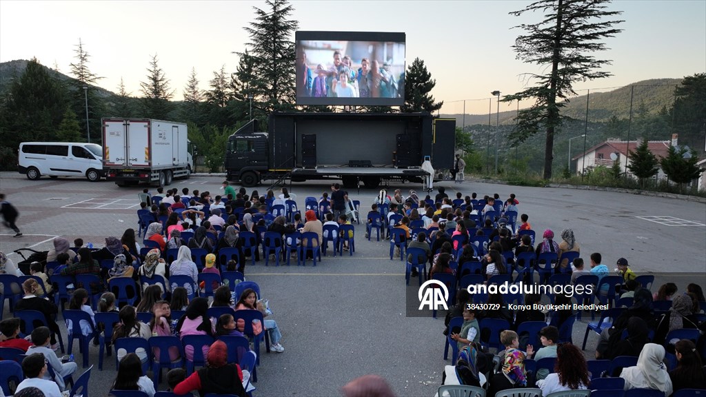 Konya'da mahalle mahalle gezen sinema tırı yaz akşamlarını renklendiriyor