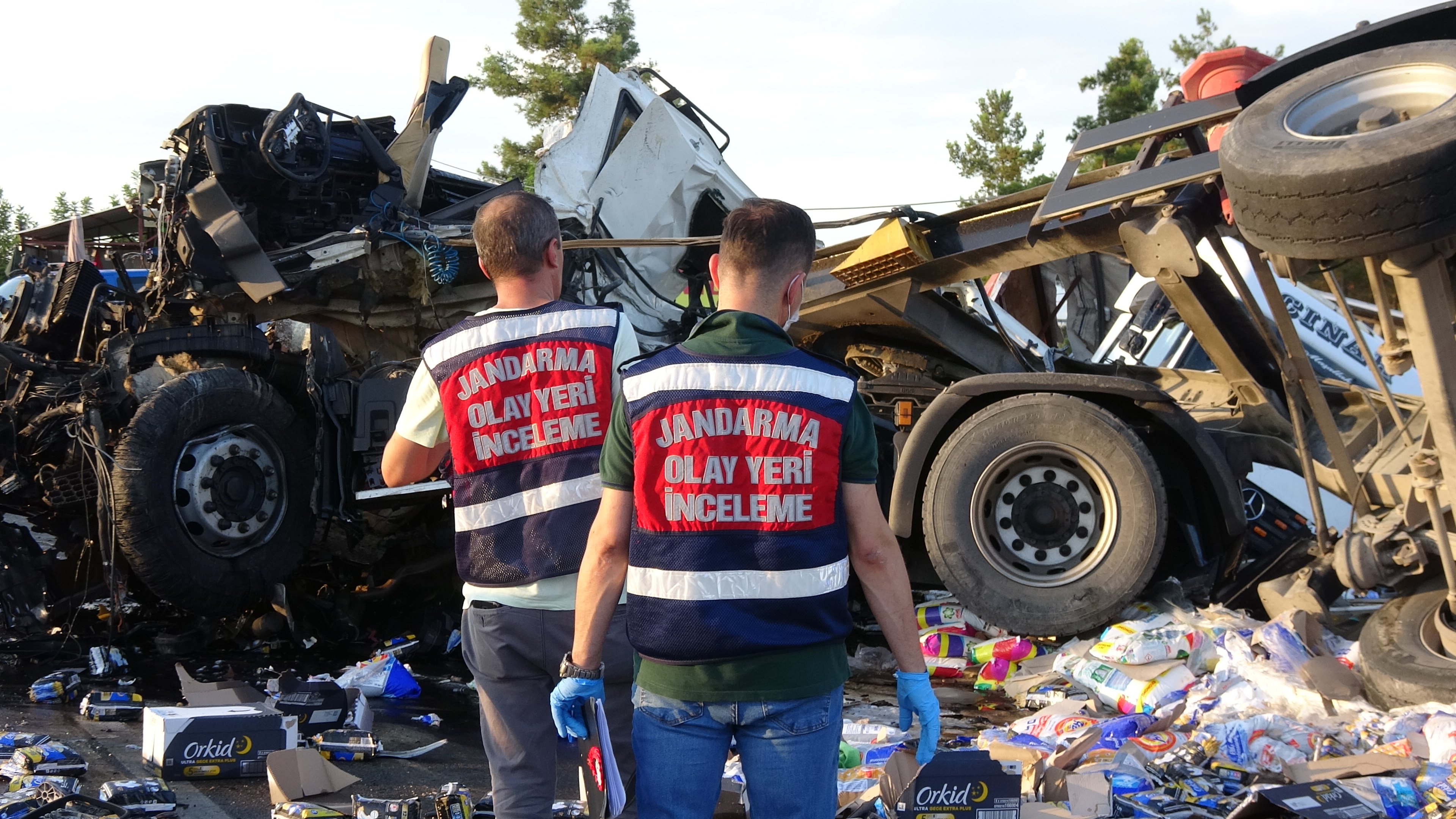 Antalya'da Lastiği patlayan TIR, karşı şeride geçip TIR ile çarpıştı: 1 ölü, 1 yaralı