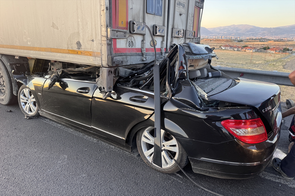 Kayseri'de tıra çarpan otomobilin sürücüsü öldü